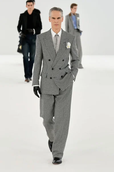 Look 49